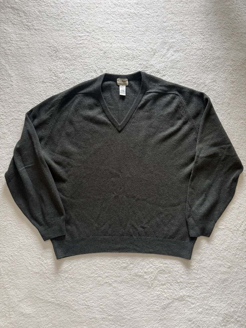 L.L. Bean Men's 100% Lambswool Charcoal Grey V-Neck Sweater Size LG-REG